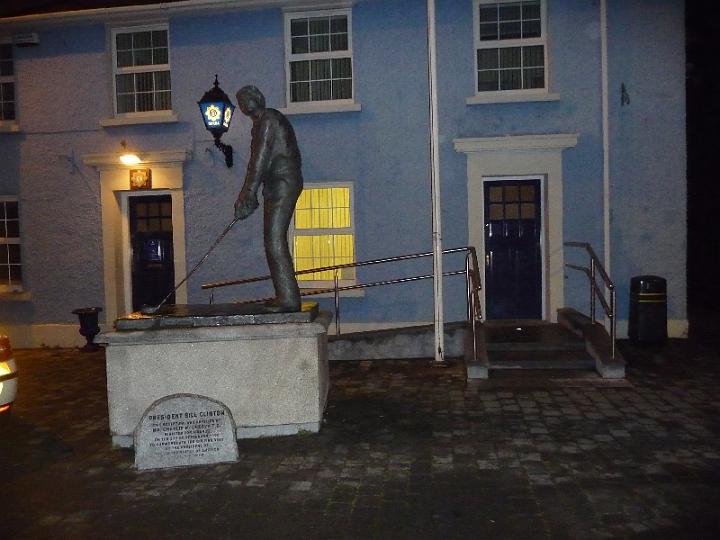 Ballybunion-11.JPG - Auf der Main Street steht eine Statue des ehemaligen amerikanischen Präsidenten Bill Clinton, der hier schon Urlaub machte.