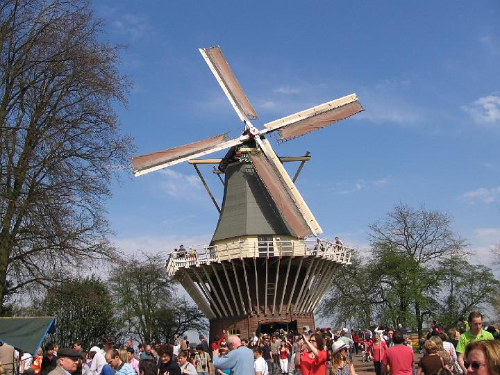 Keukenhof-16.jpg - Eine Windmühle, Springbrunnen und Seen zieren das Gelände des Keukenhof, wo sich in der Saison die Menschen  fast erdrücken.