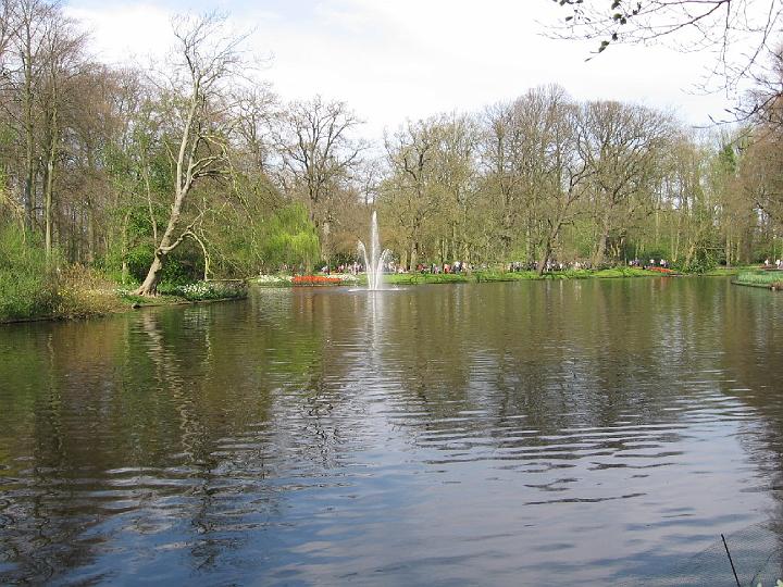 Keukenhof-19.jpg - Noch einfacher geht es vom Bahnhof in Leiden aus. Dort gibt es dann auch einen eigenen Schalter für den Keukenhof, wo man Eintritt und Busfahrt buchen kann.