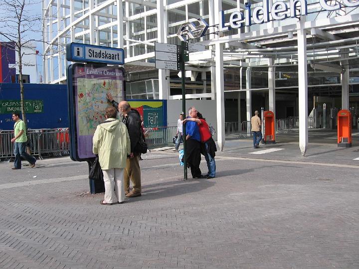 Leiden-07.jpg - Verbreitet über die ganze Stadt gibt es viele hofjes. Das sind Gruppen kleiner, oft ihrer Einfachheit wegen sehr beliebter Häuser, meist um einen Hof mit Brunnen oder Kräutergarten, die zwischen 1600 und 1900 von reichen Leuten gestiftet wurden.