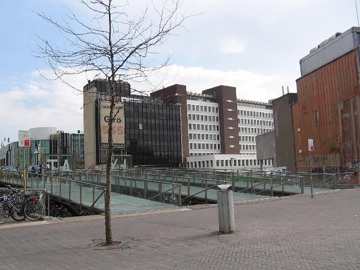 Leiden-08.jpg - In Leiden gibt es mehrere alte Häuser. Das Haus, in dem der Maler Rembrandt geboren ist, besteht jedoch nicht mehr. Sehenswert sind auch zwei Stadttore und eine Windmühle