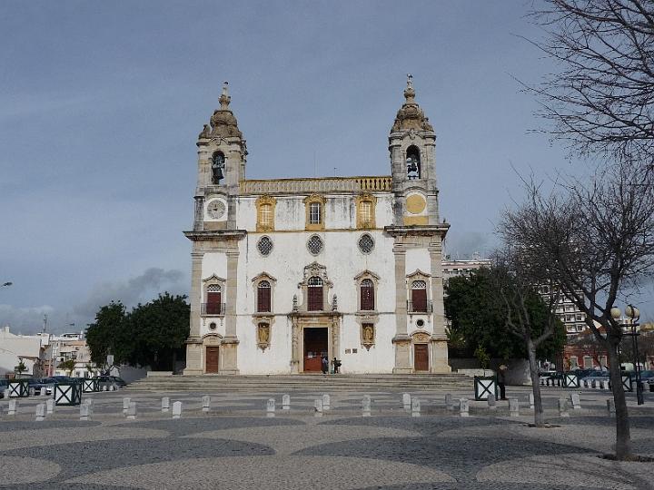 Faro-06.JPG - Die Stadt verfügt über zahlreiche Sehenswürdigkeiten, wie  die „goldene“ Barockkarmeliterkirche Nossa Senhora do Carmo aus dem 18. Jahrhundert.