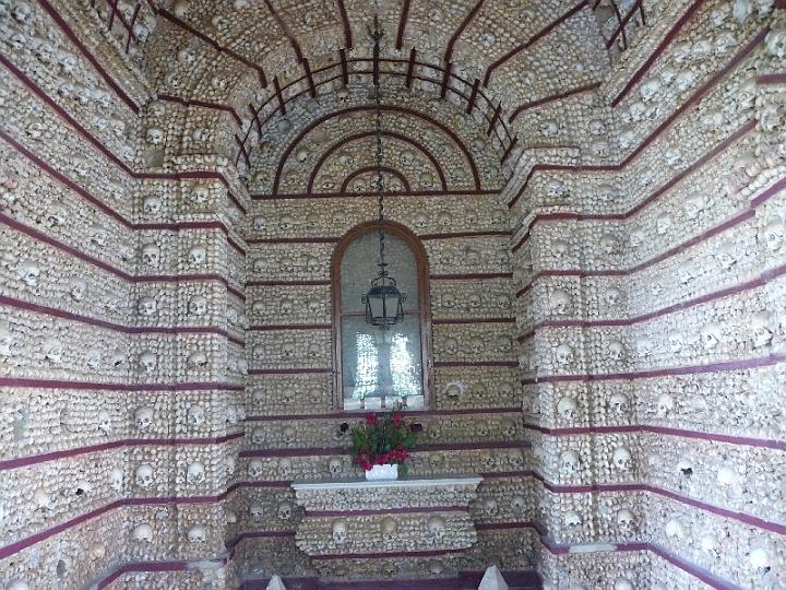 Faro-07.JPG - Deren schaurige Attraktion ist die Capela dos Ossos, die mit Schädeln und Knochen verzierte Knochenkapelle.