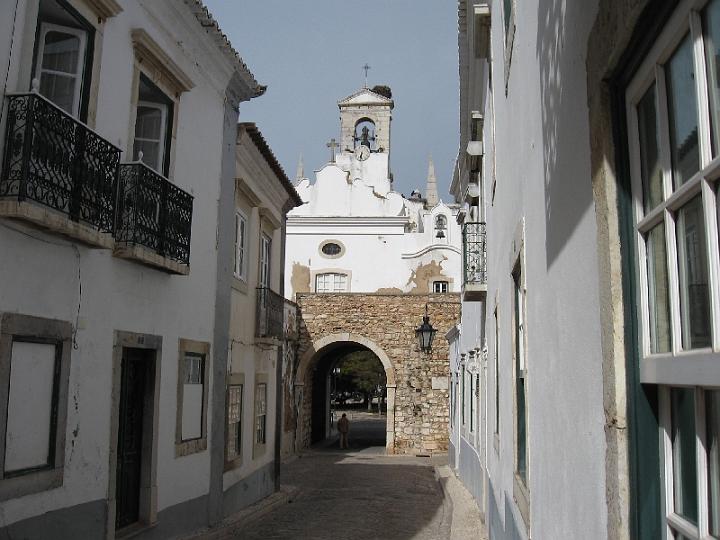 Faro-12.JPG - Durch den Arco da Vila oder den Arco do Repousado gelangt man in die Altstadt, die Vila Adentro, in der sich die Kathedrale Sé aus dem 13. Jahrhundert am Largo da Sé und das Rathaus befindet.
