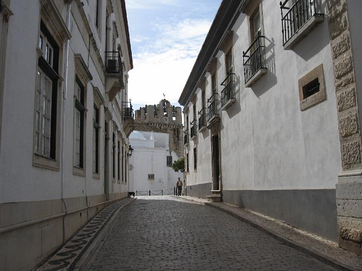 Faro-13.JPG - 1722 und 1755 verwüsteten Erdbeben an der Algarve auch Faro. In Folge des letzten Erdbebens wurde 1756 der Regierungssitz des Königreiches Algarve von Lagos ins weniger zerstörte Faro verlegt.