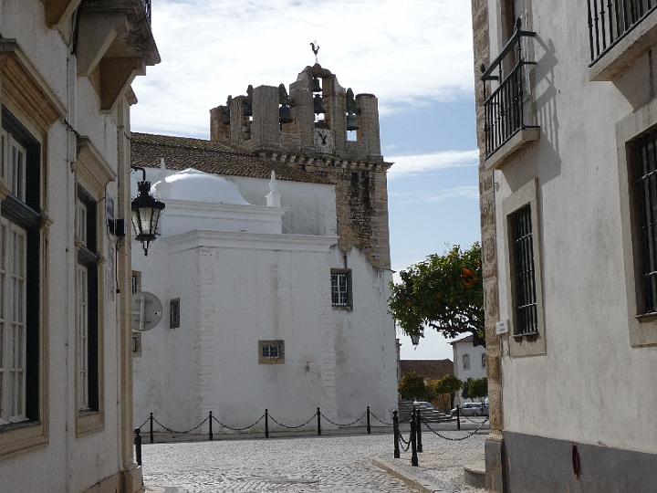 Faro-15.JPG - Am Hafen im Gebäude des Hafenmeisters befindet sich das Museu Marítimo, ein Schifffahrtsmuseum, in dem historische Schiffsmodelle und Fischfangmethoden der Algarve präsentiert werden.
