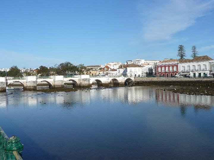 Tavira-02.JPG - Die siebenbogige "Römerbrücke" wurde nach dem Erdbeben zerstört, wurde 1870 wieder aufgebaut. Sie führt zur Praça da República.
