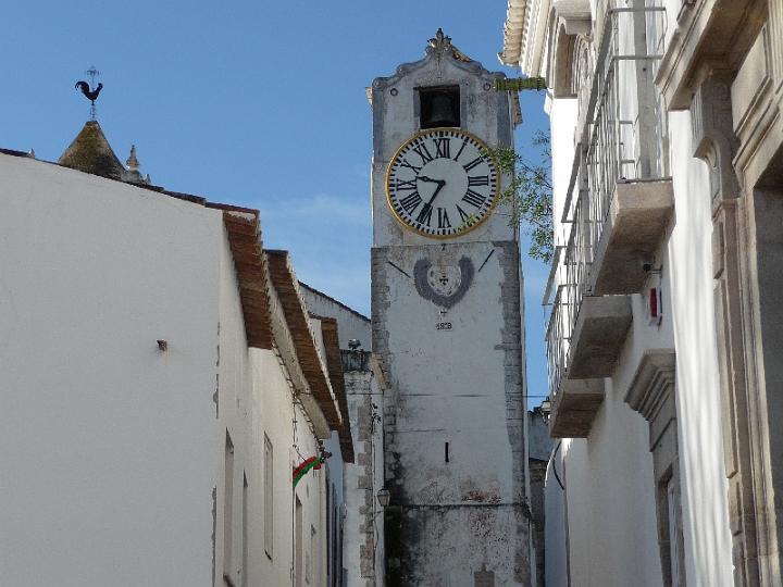 Tavira-07.JPG - Die Stadt wurde bei ihrer Einnahme fast vollständig zerstört und anstelle der Moschee die Igreja de Santa Maria do Castelo gebaut.