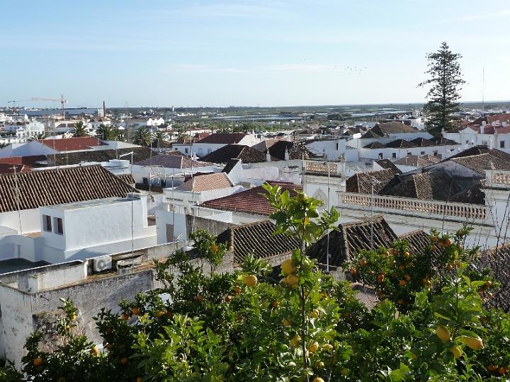 Tavira-13.JPG - Heute bietet sich Tavira als eine aufgeschlossene Touristenstadt an mit sorgfältig restauriertem Stadtkern und vielen Golfplätzen und Hotels im Außenbereich.