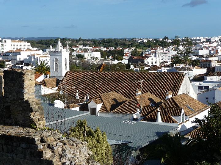 Tavira-14.JPG - Dort liegt das Rathaus mit spätmittelalterlichen Arkaden. Auf dem Weg zur maurischen Festung liegt die Igreja da Misericórdia, die eine Renaissance-Fassade ziert.