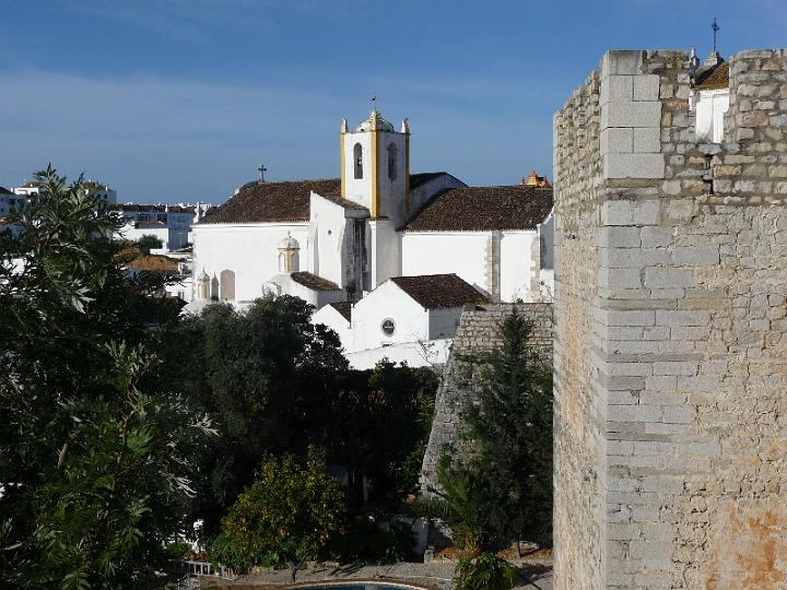 Tavira-15.JPG - Die Reste der maurischen Festung gehören zum ältesten Teil der Stadt. Daneben befindet sich die erwähnte Igreja Santa Maria do Castelo.