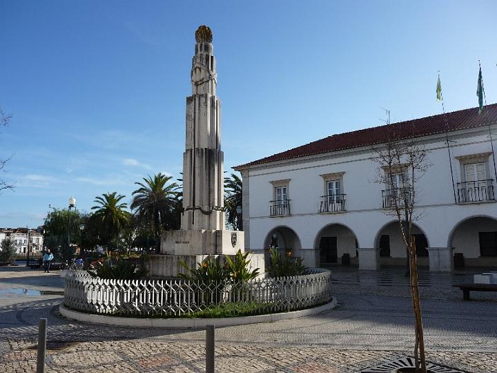 Tavira-19.JPG - Der Ort ist über die Bahnstrecke Linha do Algarve mit Lagos, Faro und Vila Real de Santo António verbunden.