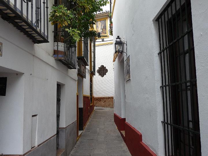 Barrio-de-Santa-Cruz-02.JPG - Die Gassen sind zu eng sind für den öffentlichen Straßenverkehr ist daher ist es auch  angenehm ruhig und atmosphärisch.