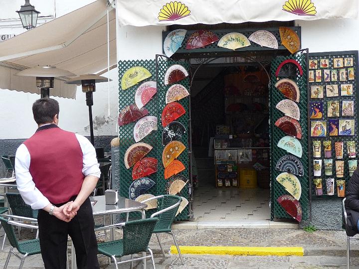 Barrio-de-Santa-Cruz-03.JPG - Obwohl überall kleine Läden in den Gassen zu sehen sind, hat man nicht den Eindruck dort als Tourist behandelt zu werden.