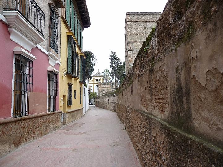 Barrio-de-Santa-Cruz-04.JPG - Die schönen alten Häuser laufen an der alten Stadtmauer entlang und sind malerisch angelegt.