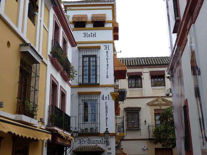 Barrio-de-Santa-Cruz-07.JPG - Man findet dort auch Hotels, Kunstläden und viele Geschäfte für spanische Trachten, wie Fächer oder andalusische Kleider.