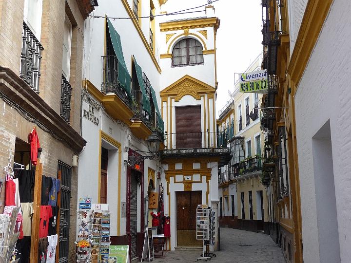Barrio-de-Santa-Cruz-10.JPG - Die Gassen durchströmen das Viertel wie Flüsse und man kann dort völlig die Orientierung verlieren. Viele Filme wurden hier gedreht.