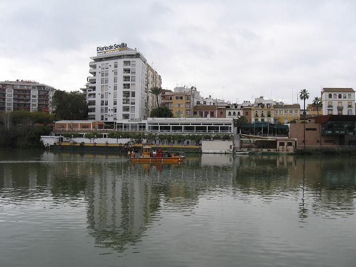 Gualdaquivir-03.JPG - Sevilla liegt zu beiden Seiten des bis hierhin schiffbaren Guadalquivir, in einer weiten, fruchtbaren und wohlangebauten Ebene.