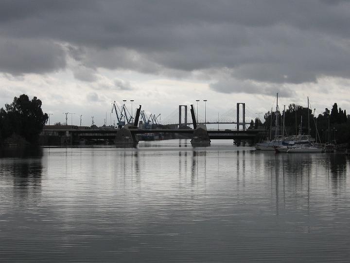 Gualdaquivir-04.JPG - Die eigentliche Stadt nimmt das östliche Ufer des Guadalquivir ein.