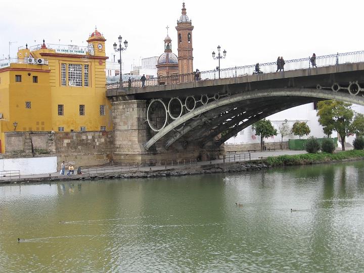 Gualdaquivir-07.JPG - Er entspringt bei Cañada de las Fuentes in der Sierra de Cazorla (Provinz Jaén), läuft an Córdoba und Sevilla vorbei und mündet bei Sanlúcar de Barrameda in den Golf von Cádiz.
