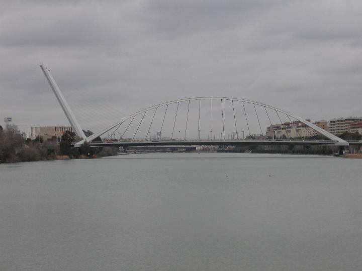 Gualdaquivir-09.JPG - Der Guadalquivir ist der einzige schiffbare Fluss in Spanien. Derzeit ist er bis Sevilla auch für Hochseeschiffe schiffbar. Zu Zeiten der Römer war er allerdings bis nach Córdoba zu befahren.