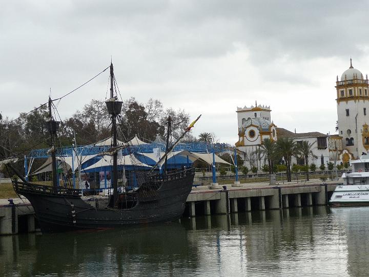 Gualdaquivir-11.JPG - Im Hafen von Sevilla leigt noch eine alte Barkasse vor Anker, aus der Zeit der spanischen Armada.