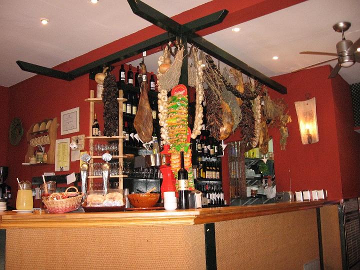 Kulinarisch-01.JPG - Sevilla ist Ursprungsort der Tapas, kleiner Spezialitäten, die meistens zu einem Drink genommen werden und für die es keine bestimmte Tageszeit gibt.