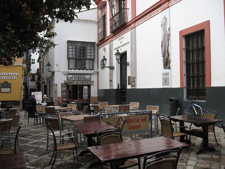 Kulinarisch-03.JPG - Jede Bar hat ihre eigene Liste mit Tapas, so dass jeder Geschmack sicher irgendwo bedient wird.