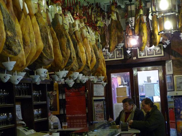 Kulinarisch-09.JPG - Müssen sie zusätzlich bestellt werden, sind die Übergänge von einer Tapa zu einer Ración (größere Menge) oder zu einem Pincho (baskische Tapavariante mit in der Regel aufwendigerer Zubereitung) fließend.