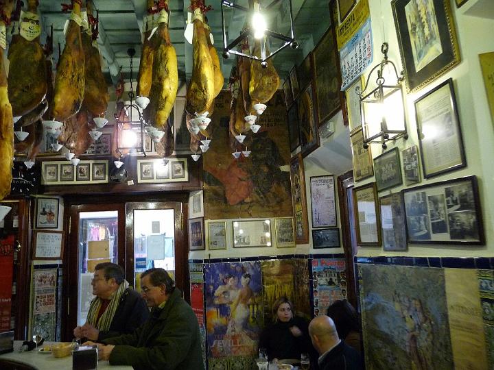 Kulinarisch-10.JPG - Um die Entstehung der Tapas ranken sich einige Legenden. So soll etwa König Alfons X. von Kastilien während einer Krankheit gezwungen gewesen sein, zwischen den Mahlzeiten Wein und kleine Häppchen zu sich zu nehmen.