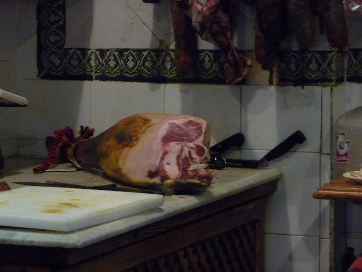 Kulinarisch-12.JPG - Eine weitere Geschichte führt die Tapas auf kleine Imbisse zurück, die Feldarbeiter zwischen den Mahlzeiten zu sich nahmen, um die Zeit zwischen den Hauptmahlzeiten zu überbrücken.