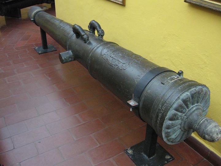 Torre-del-Oro-02.JPG - Es handelt sich ursprünglich um einen militärischen Turm, der aber vom Rest der eigentlichen Stadtmauer von Sevilla getrennt steht.