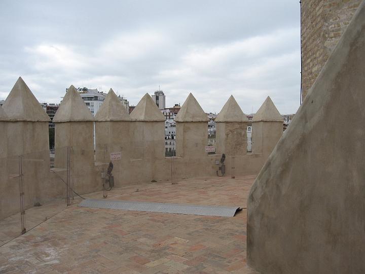 Torre-del-Oro-05.JPG - Er hat zwölf Seiten und von seiner Basis aus wurde seinerzeit eine schwere Kette unter Wasser auf die andere Seite des Flusses Guadalquivir zum weniger bedeutenden Turm, Torre de la Fortaleza, geführt.