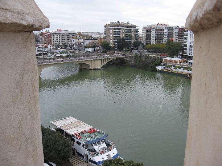 Torre-del-Oro-06.JPG - Auf diese Weise konnte man den Hafen von Sevilla gegen Schiffe, die stromaufwärts fahren wollten, schützen.
