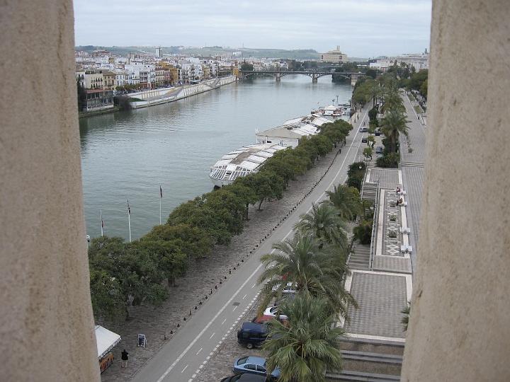 Torre-del-Oro-07.JPG - Es sollte Ramón de Bonifaz jedoch gelingen, die Kette mit der kastilischen Flotte zu durchbrechen, der somit Ferdinand III. 1248 half, Sevilla zu erobern.