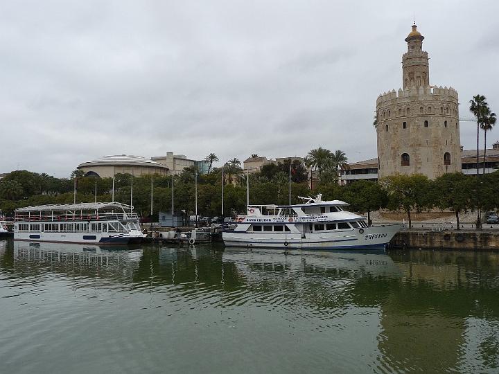 Torre-del-Oro-12.JPG - Heutzutage beherbergt die Torre del Oro ein Schifffahrtsmuseum mit Stichen, Seekarten, Modellen, alten nautischen Instrumenten sowie anderen historischen Dokumenten.