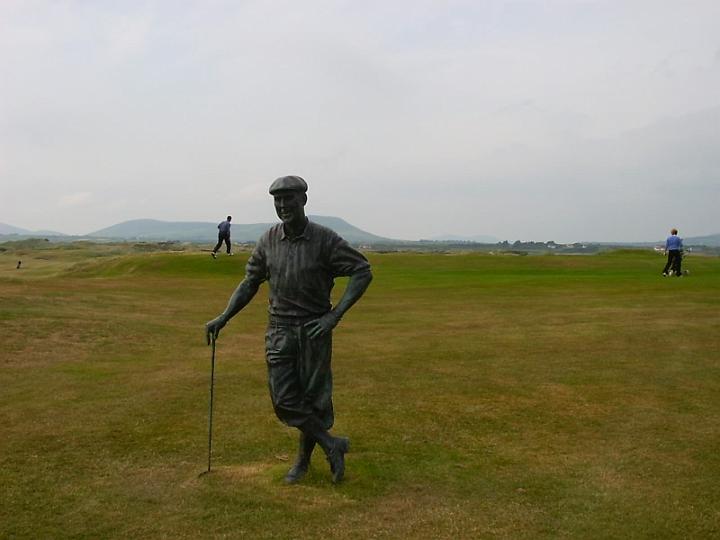 Golfsport-01.JPG - Golf ist eine Ballsportart, die auf eine lange Tradition zurückblickt. Es gilt dabei, einen Ball mit möglichst wenigen Schlägen in ein entferntes Loch zu spielen.