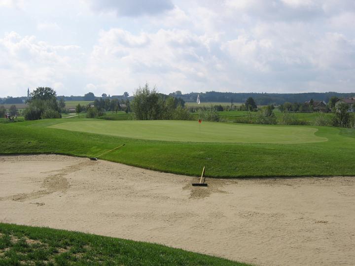Golfsport-03.JPG - Es gibt mittlerweile den internationalen Standard, dass eine Golfrunde aus 18 Spielbahnen besteht, die nacheinander auf einem Golfplatz absolviert werden.