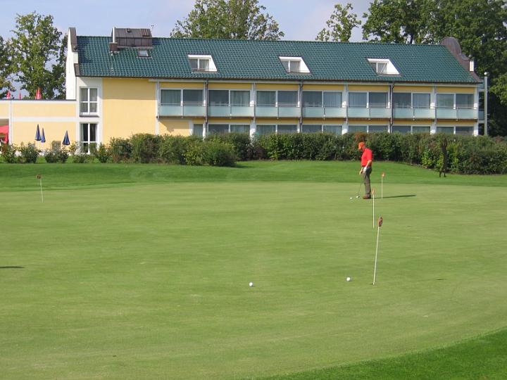 Golfsport-04.JPG - Die 18 Bahnen werden in der Regel durch Par3, Par4 und Par5 Bahnen zusammengesetzt. Diese Zahl bezeichnet die Schläge, die man für das Loch brauchen muss um Par zu spielen.