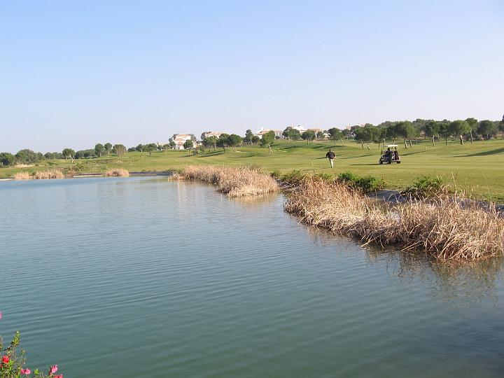 Golfsport-36.JPG - Das Ziel im Golf ist einen Ball mit möglichst wenigen Golfschlägen von einer als Abschlag bezeichneten Fläche in ein 10,8 cm großes Loch zu befördern.