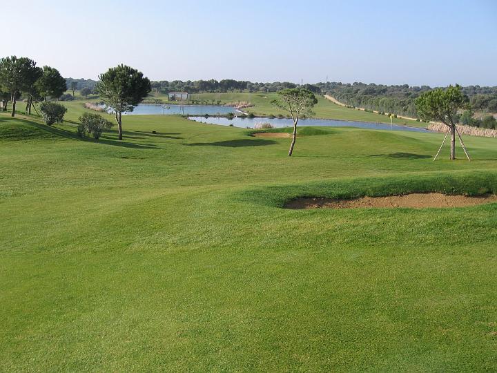 Golfsport-37.JPG - Dummerweise ist dieses Loch in der Regel mehrere hundert Meter entfernt, so dass bei 18 Bahnen, über 7 km Länge zusammenkommen können.