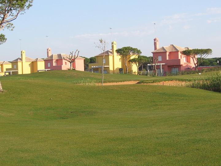 Golfsport-39.JPG - Ein Schlag mehr nennt man Bogey, ein Schlag weniger Birdie, zwei Schlag weniger Eagle und 3 Schlag weniger nennt man Albatros.